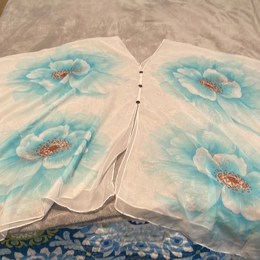 White and Blue Flower shawl